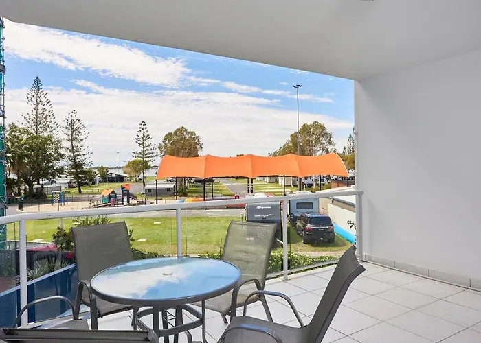 Comfort Two Bedroom Apartment In Heart Southport