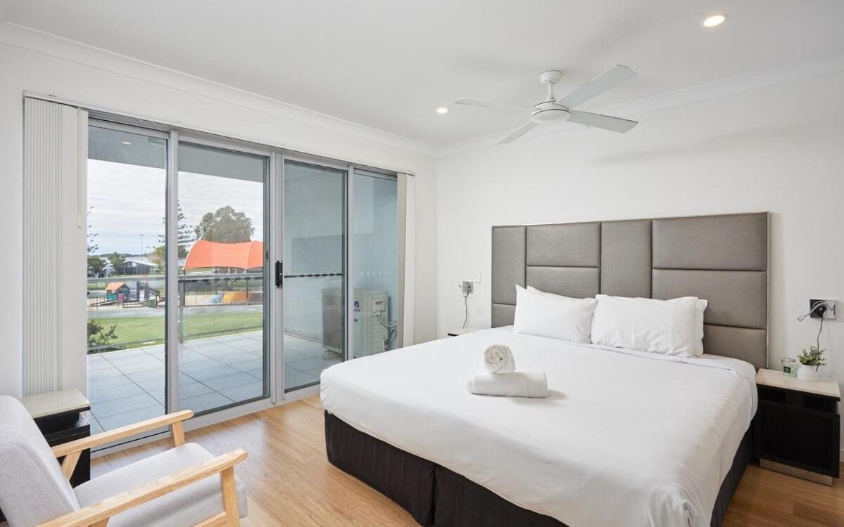 Comfort Two Bedroom In Heart Southport Apartment