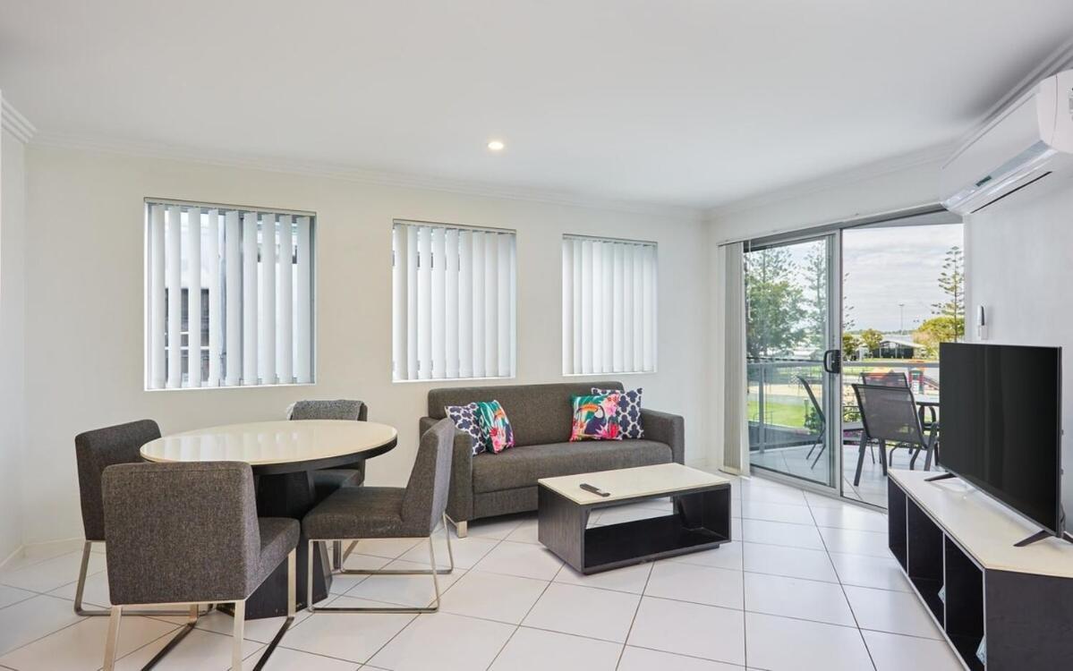 Comfort Two Bedroom In Heart Southport Apartment *